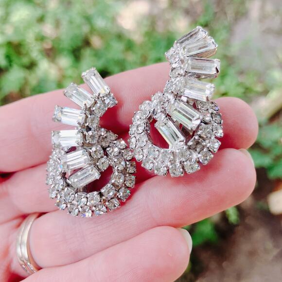 Mid Century Atomic Clear Rhinestone Clip On Earrings Swirl Baguette 50s Cocktail - Picture 2 of 9